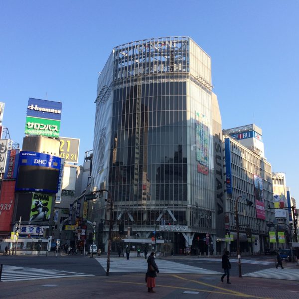 渋谷のスクランブル交差点とQFRONTの写真