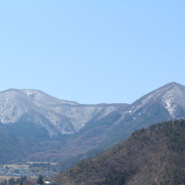 春の雪山の写真