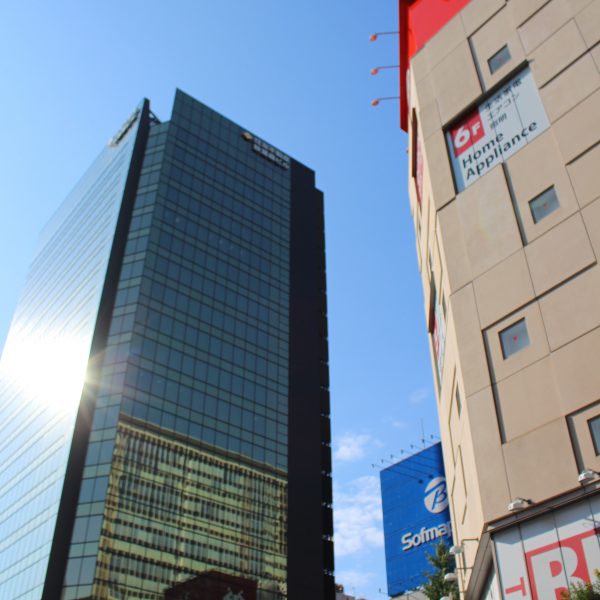 住友不動産秋葉原ビルとビックカメラの写真